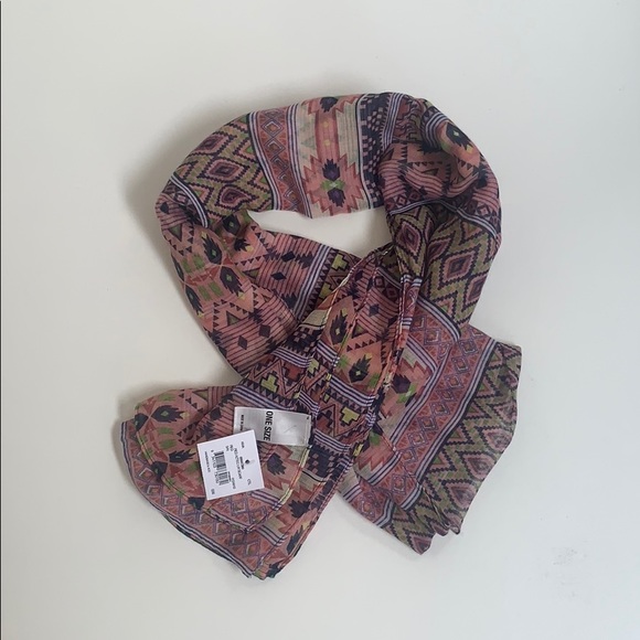 Scraf - Picture 2 of 5